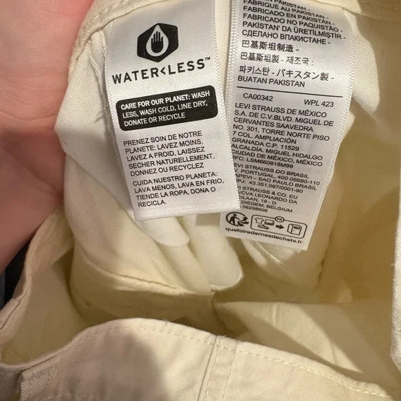 Levi’s Women’s ‘94 Baggy Cargo Pants in Cream/White #15 - Picture 7 of 7